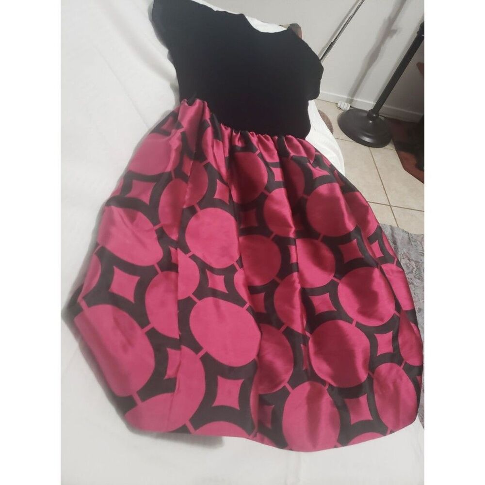 Beautiful Susanne Lively designer party dress! Featuring a classic black bodice